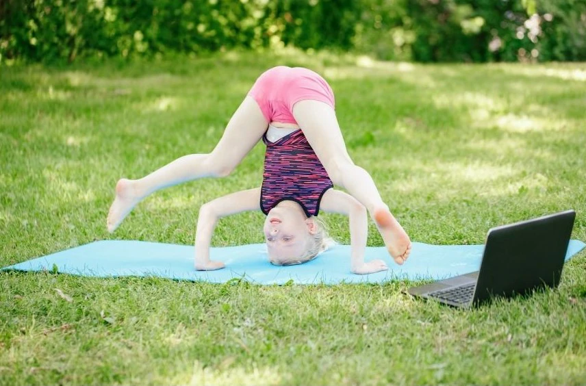 lezione di yoga per bambini 